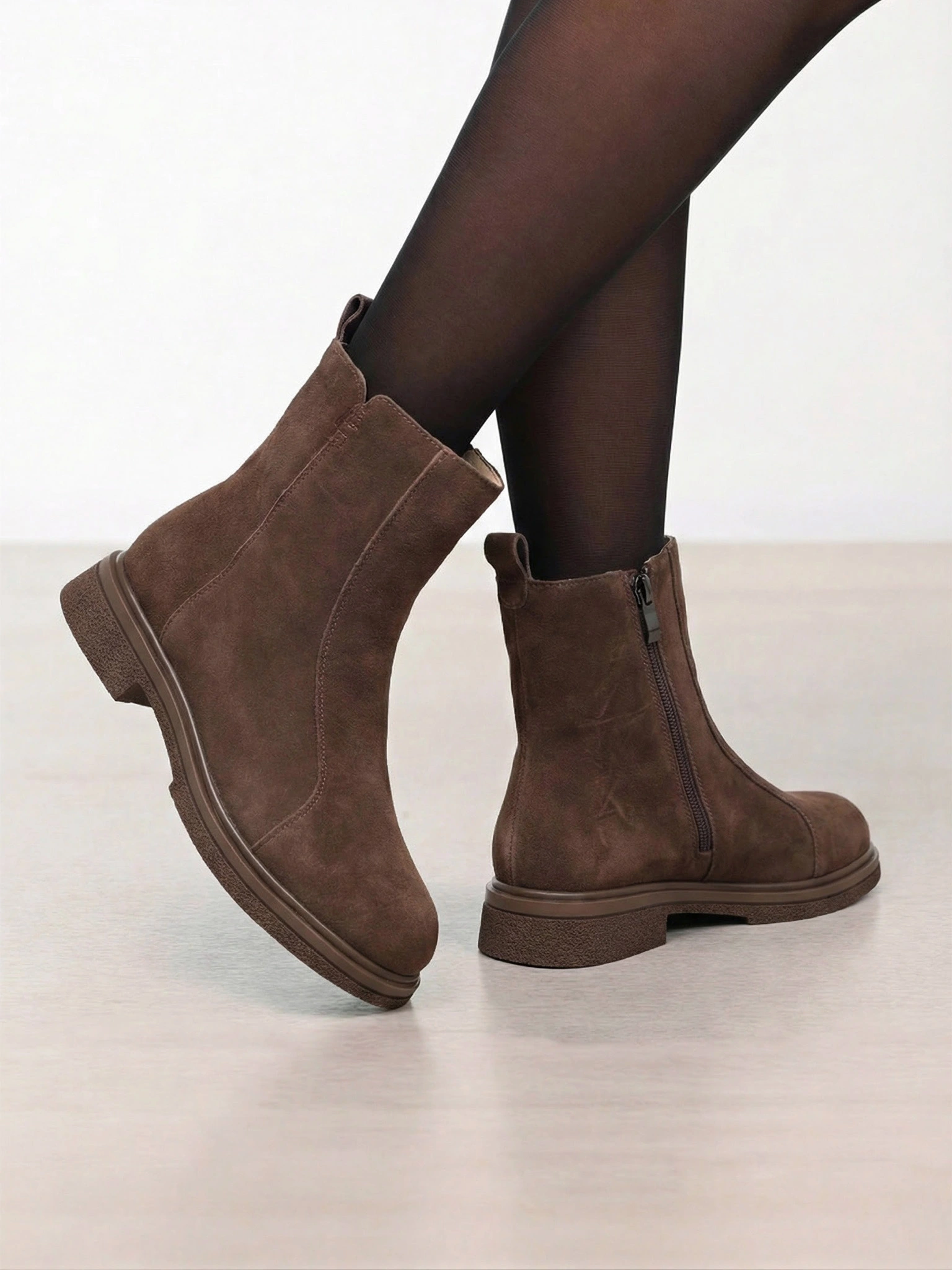 Ботинки коричневого цвета на низком каблуке